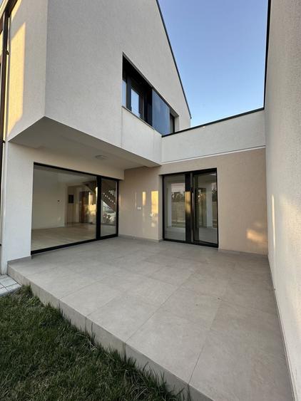 Duplex cu 5 camere cu Canalizare în Exterior Nord