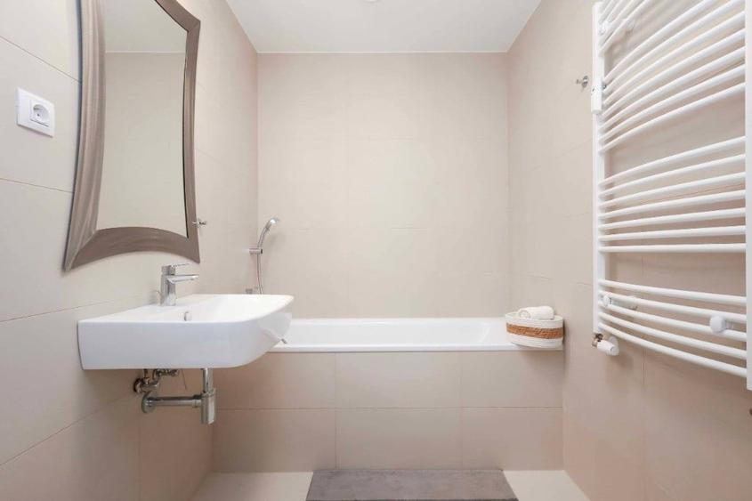 Apartament cu 3 camere decomandat în Victoriei