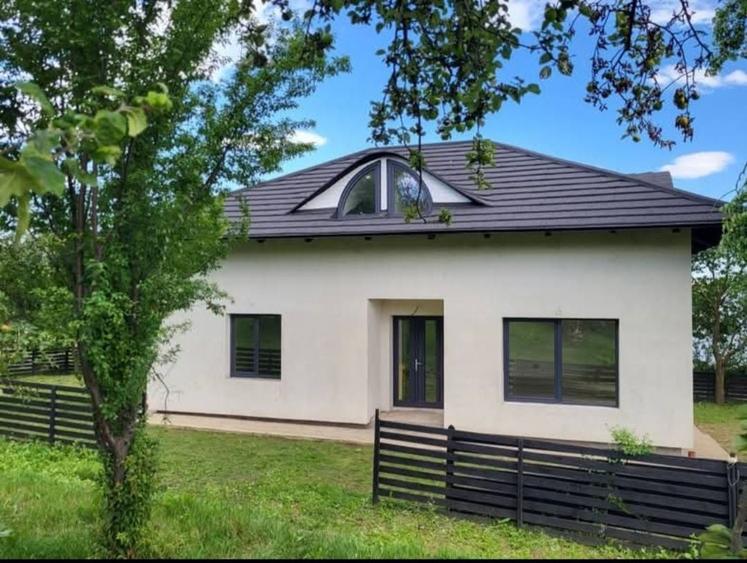 Casă cu 4 camere în Ciprian Porumbescu