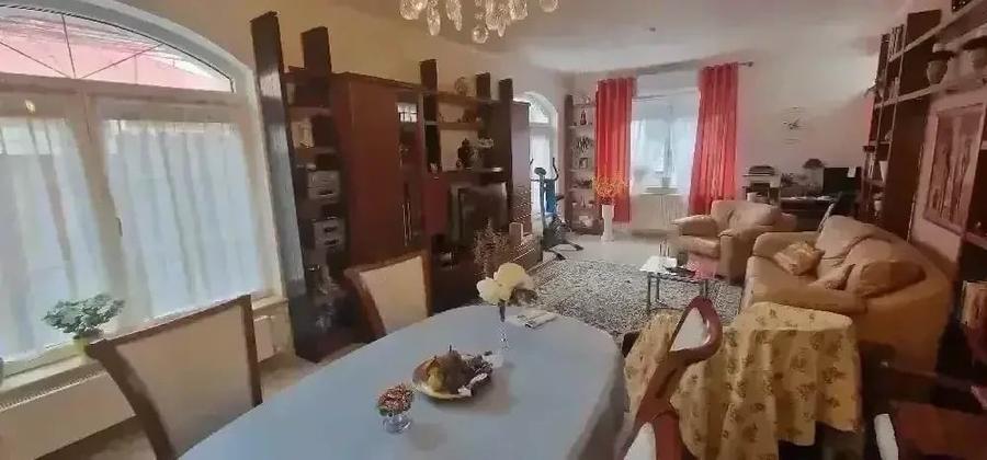Casă cu 6 camere cu Teren 150 Mp în Central