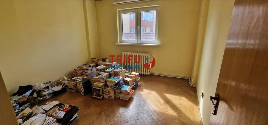 Apartament cu 4 camere decomandat în Cetate