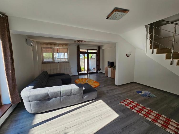 Duplex cu 4 camere cu Canalizare în Central