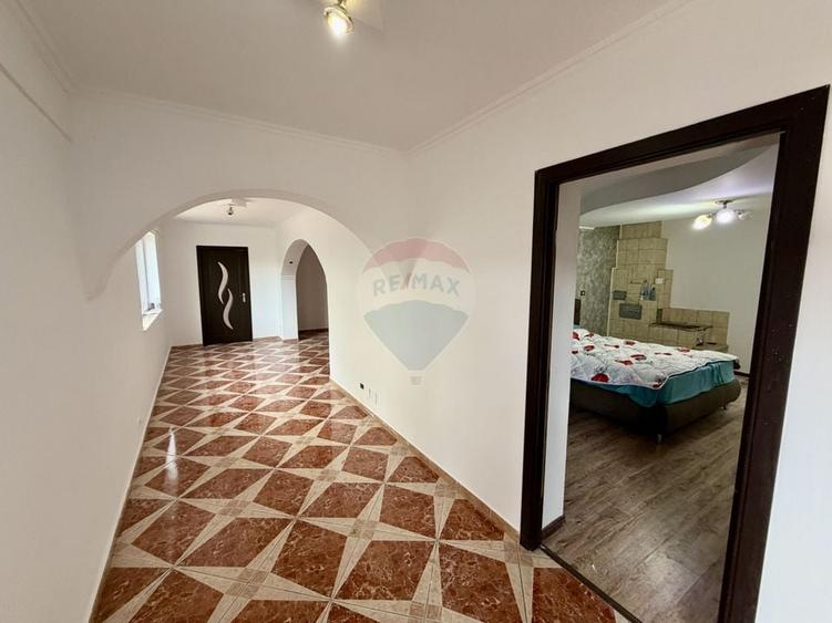 Casă individuală cu 8 camere cu Canalizare în Vulturu