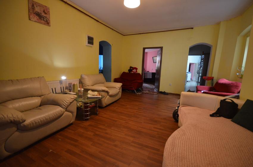 Apartament cu 6 camere decomandat în Calea Călărașilor