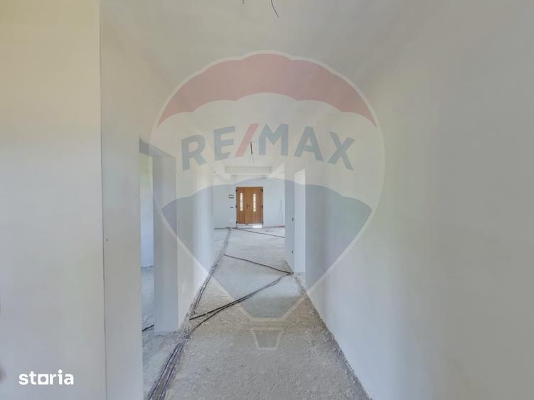Casă cu 7 camere cu Teren 2124 Mp în Mara