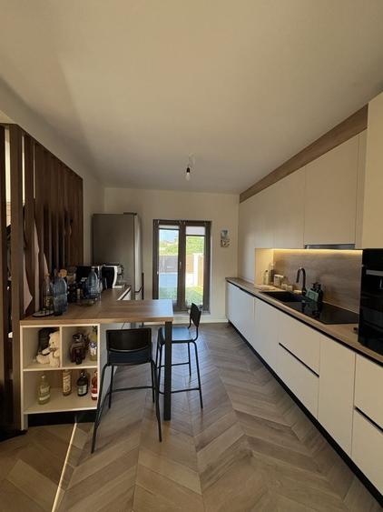 Casă cu 4 camere în Dumbrăvița