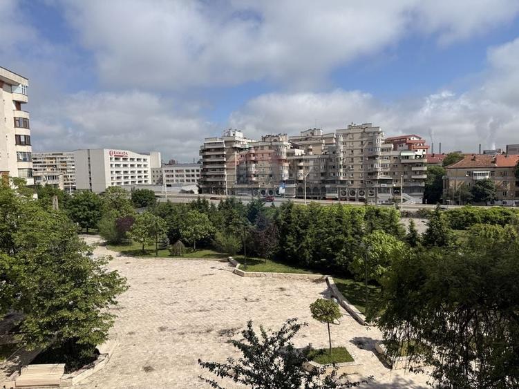Apartament cu 4 camere decomandat, mobilat în Ultracentral