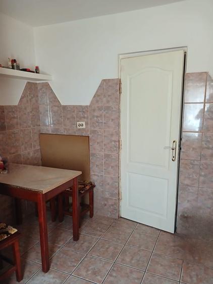 Apartament cu 3 camere decomandat în Confecții
