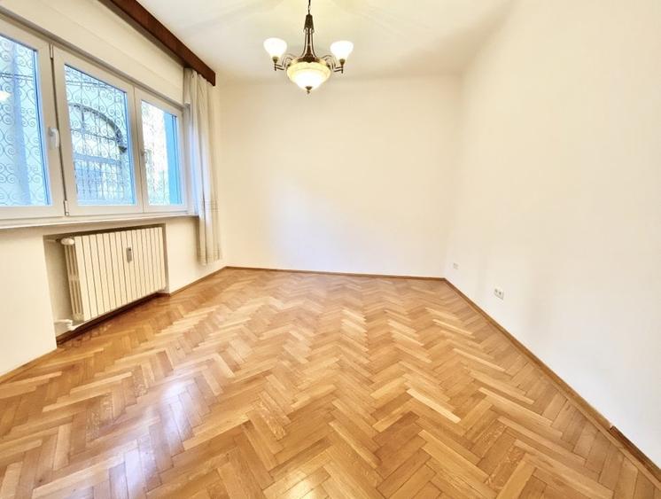 Apartament cu 3 camere semidecomandat, mobilat în Universitate