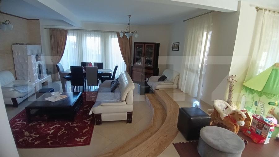 Casă individuală cu 7 camere cu Canalizare în Cetate