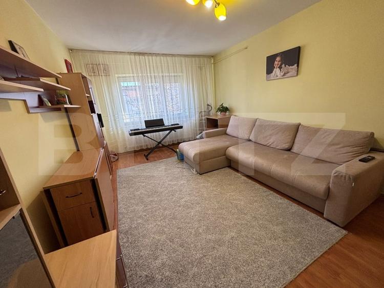 Apartament cu 3 camere decomandat, mobilat în Nicolina