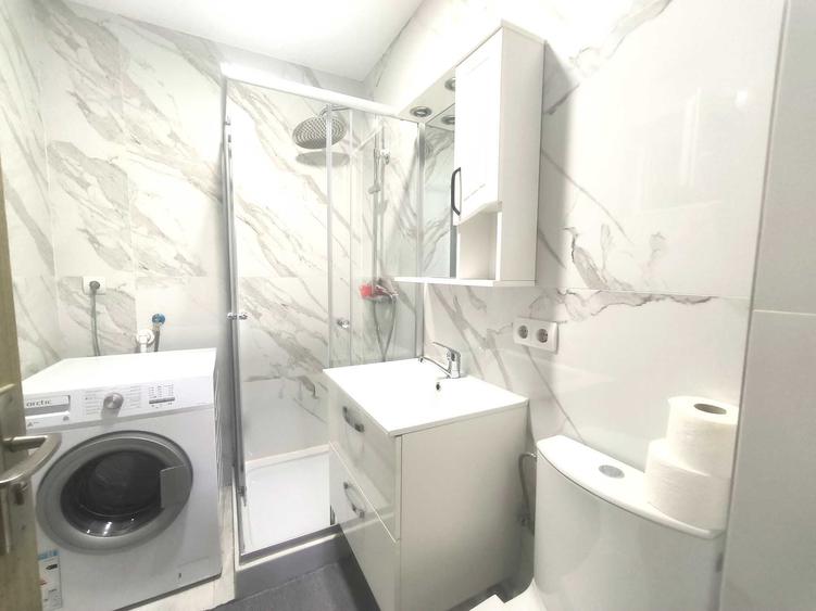 Apartament cu 3 camere semidecomandat în Central