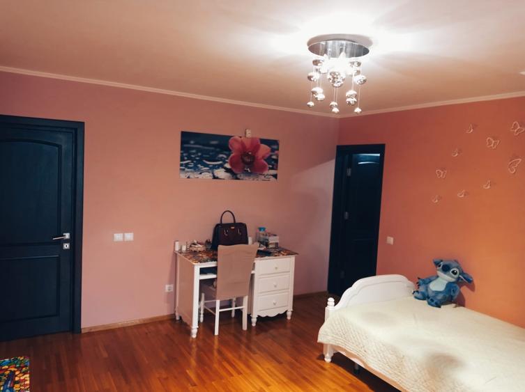 Casă individuală cu 5 camere cu Garaj în Trivale