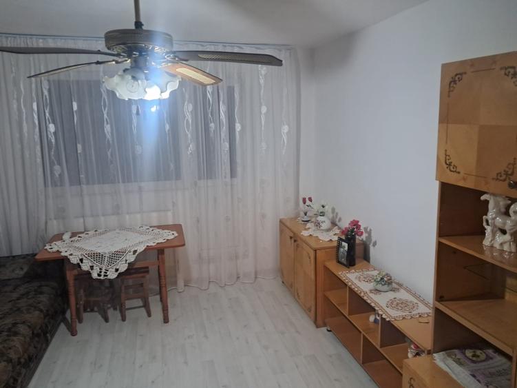 Apartament cu 3 camere decomandat în Zahana