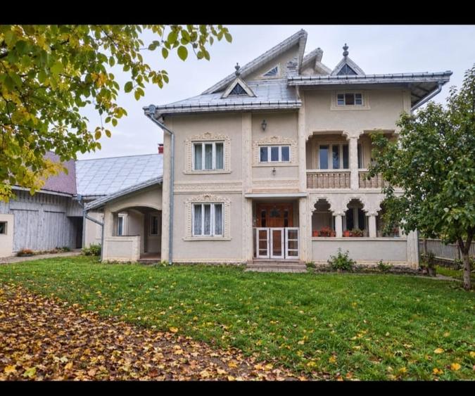 Casă individuală cu 8 camere cu Teren 1300 Mp în Marginea