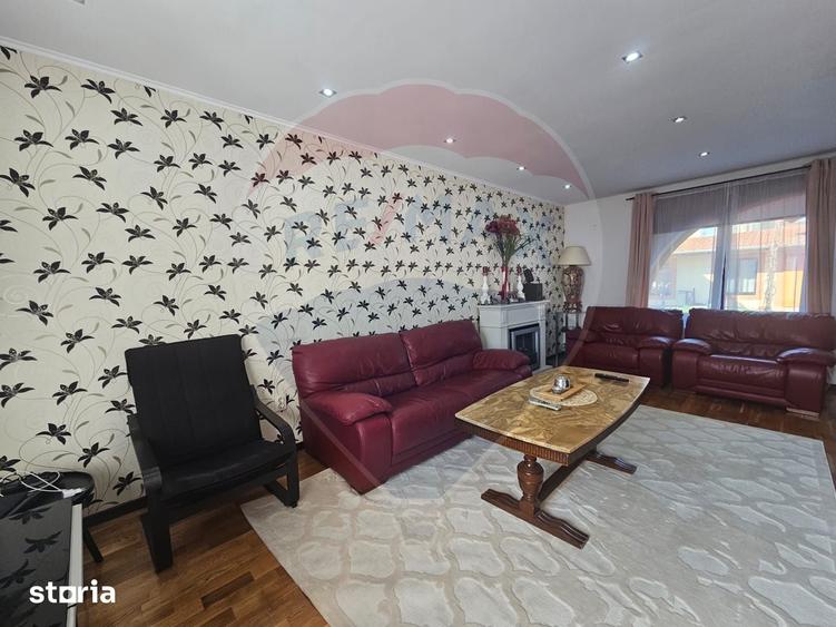 Casă cu 7 camere cu Teren 350 Mp în Central