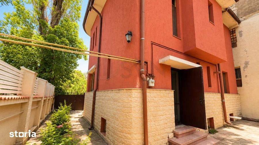 Casă cu 6 camere cu Teren 258 Mp în Militari