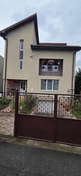Casă individuală cu 8 camere cu Canalizare în Someșeni