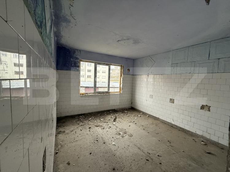 Apartament cu 56 camere decomandat în Cugir