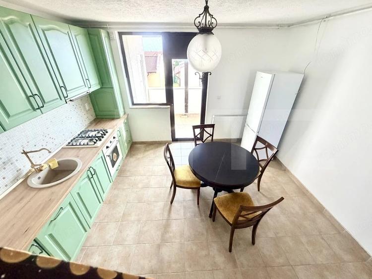 Apartament cu 5 camere decomandat în Cetate