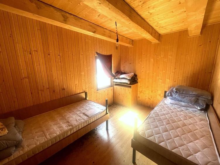 Casă individuală cu 7 camere cu Canalizare în Rogojel