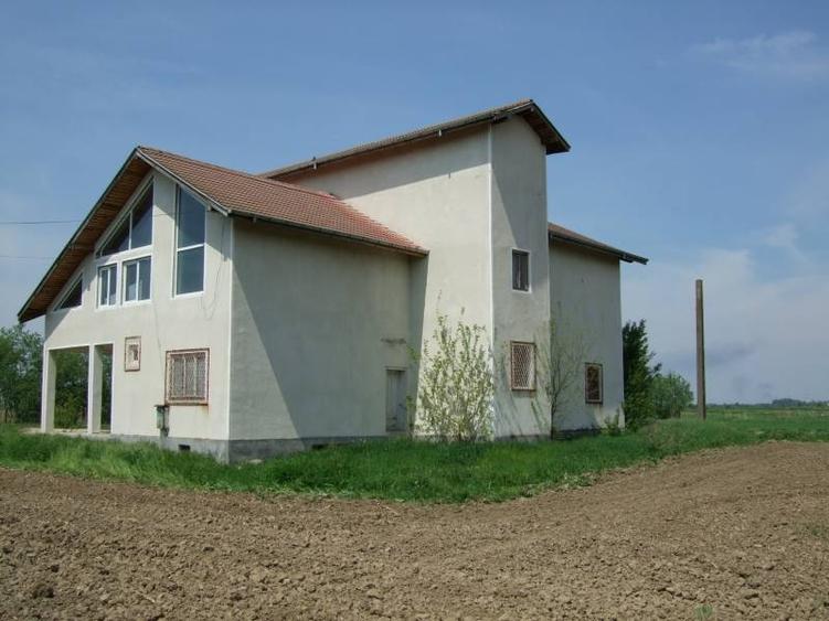 Casă cu 12 camere cu Teren 18000 Mp în Potlogi