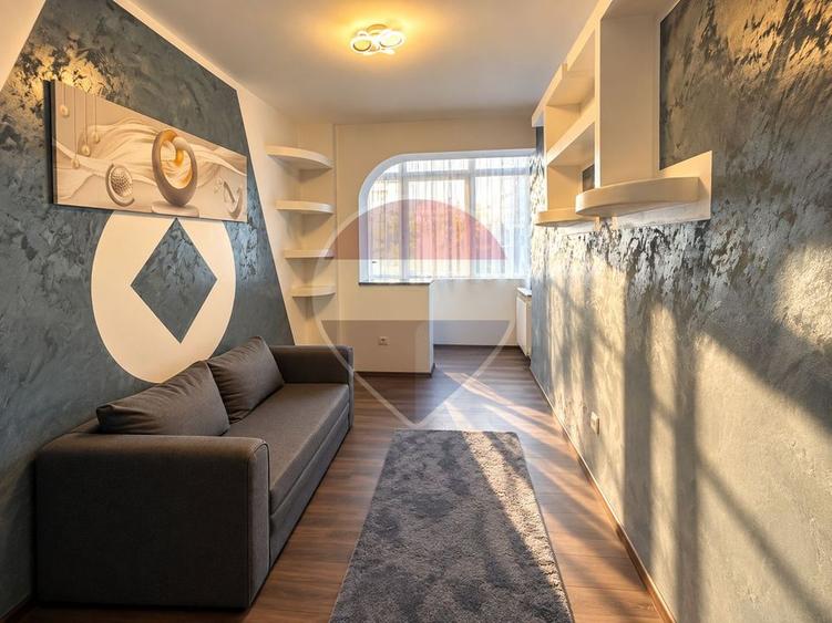 Apartament cu 3 camere semidecomandat, mobilat în Central