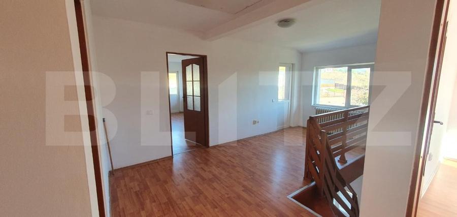 Casă individuală cu 10 camere cu Teren 496 Mp în Iris