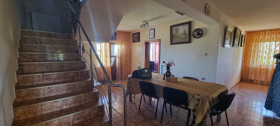 Casă individuală cu 7 camere cu Garaj în Căteasca