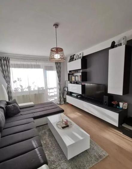 Apartament cu 2 camere decomandat în Tractorul