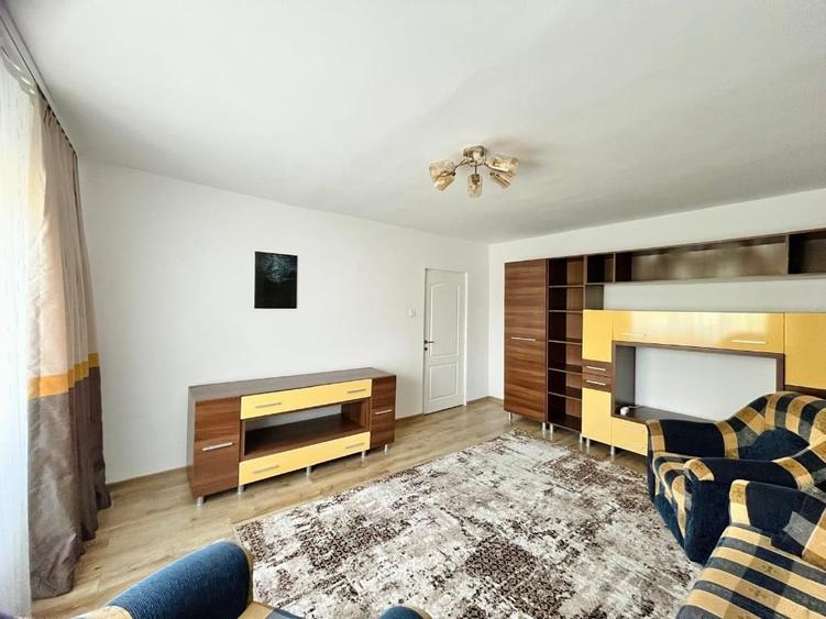 Apartament cu 3 camere decomandat în Plopilor