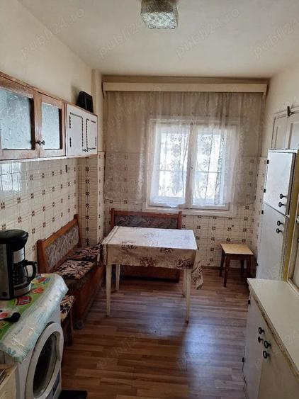 Apartament cu 4 camere decomandat, mobilat în Central