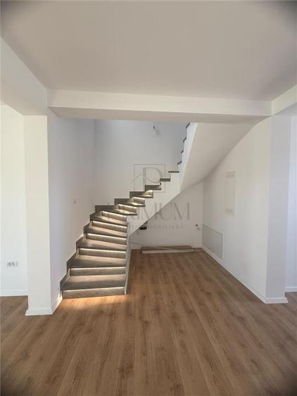Duplex cu 5 camere cu Canalizare în Moșnița Nouă