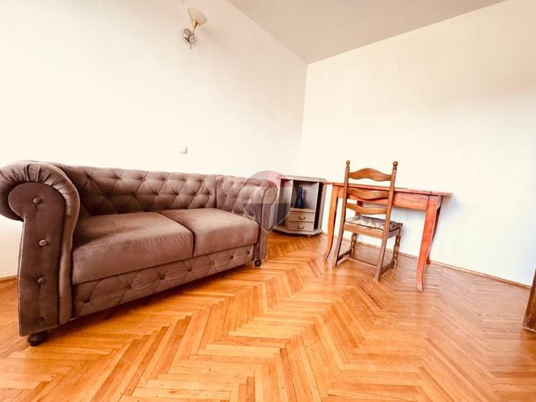 Penthouse cu 13 camere decomandat în Central