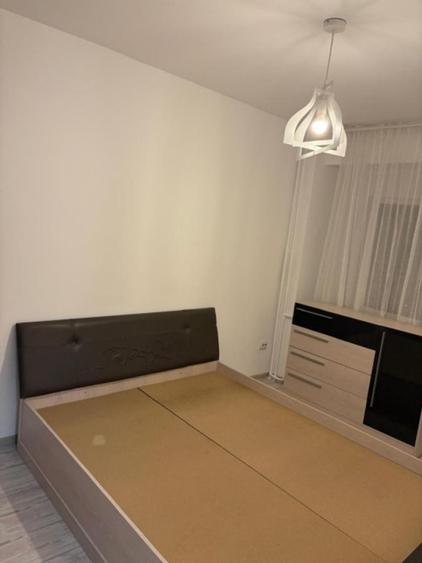 Apartament cu 3 camere semidecomandat, mobilat în Tineretului