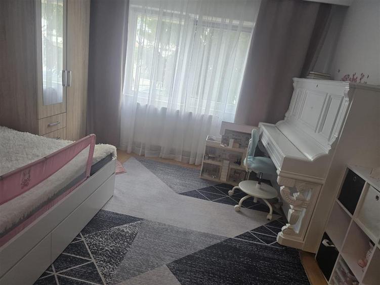 Apartament cu 3 camere decomandat, mobilat în Central