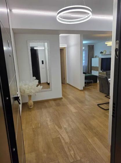 Apartament cu 3 camere semidecomandat în Pipera