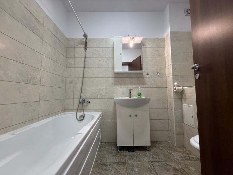Apartament cu 2 camere decomandat, mobilat în Central
