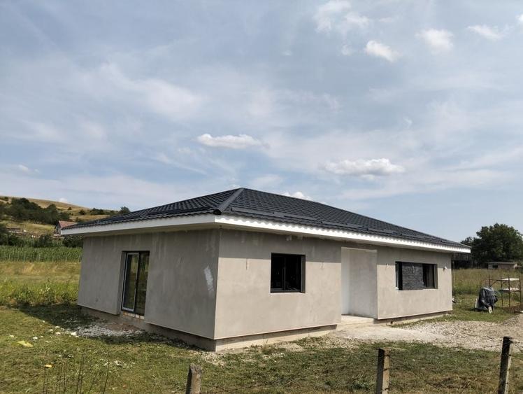 Casă cu 3 camere în Petrești