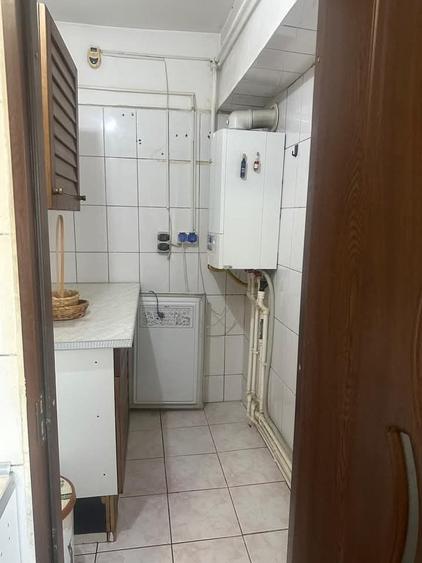 Apartament cu 3 camere decomandat, mobilat în Nicolina