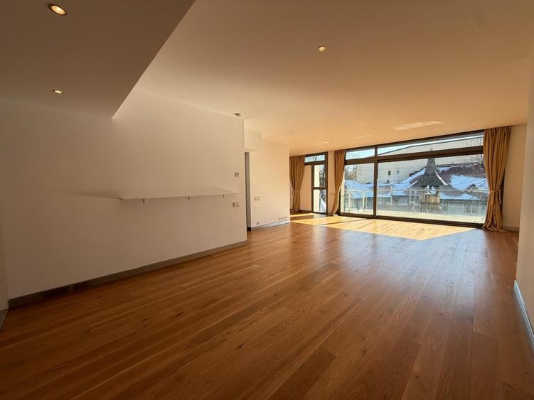 Apartament cu 4 camere decomandat în Kiseleff