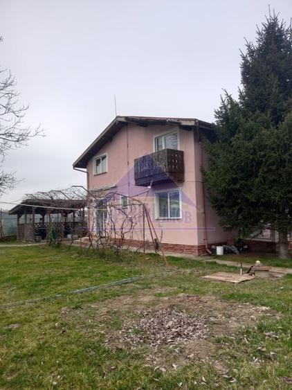 Casă individuală cu 6 camere cu Teren 2700 Mp în Nuci