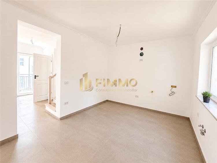 Duplex cu 4 camere cu Canalizare în Ipotești