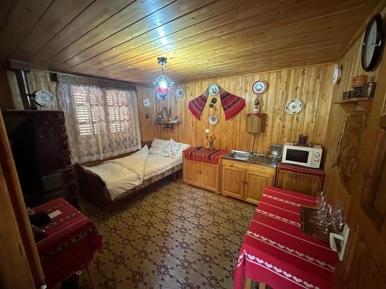 Casă individuală cu 2 camere cu Teren 3400 Mp în Central