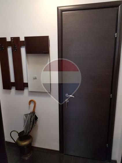 Apartament cu 2 camere decomandat, mobilat în P-ța Victoriei