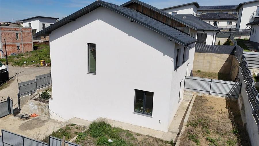 Duplex cu 4 camere cu Canalizare în Uricani
