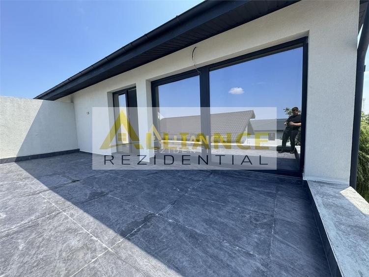Duplex cu 5 camere decomandat cu Canalizare în Central