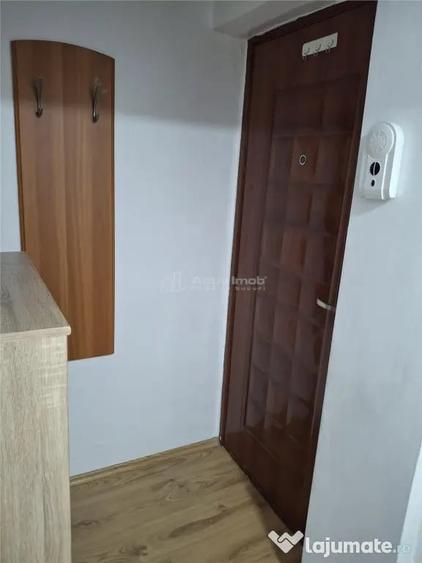 Apartament cu 3 camere semidecomandat în Micro III