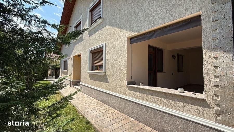 Casă cu 4 camere în Roșu
