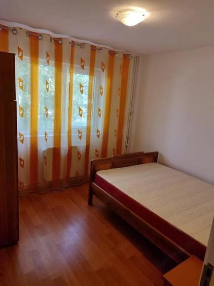 Apartament cu 3 camere decomandat în Milcov